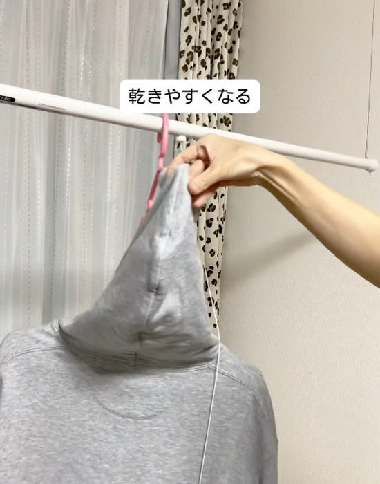 パーカーのフードが乾かない…　ハンガー２本使うだけで「完璧に乾いた」「天才すぎる」