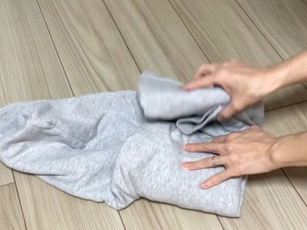 パーカーのフードが乾かない…　ハンガー２本使うだけで「完璧に乾いた」「天才すぎる」