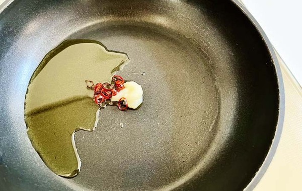 パスタの代わりに使ったのは…？　５分でできるペペロンチーノが絶品だった