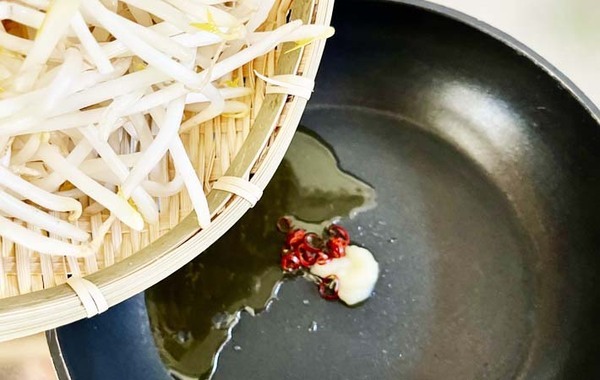 パスタの代わりに使ったのは…？　５分でできるペペロンチーノが絶品だった