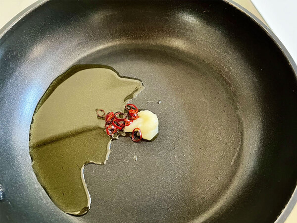 パスタの代わりに使ったのは…？　５分でできるペペロンチーノが絶品だった