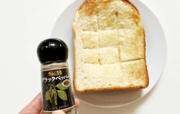 食パンに切り込みを入れて、そこに…？　セブンのアイディアに「絶対にまた作る！」