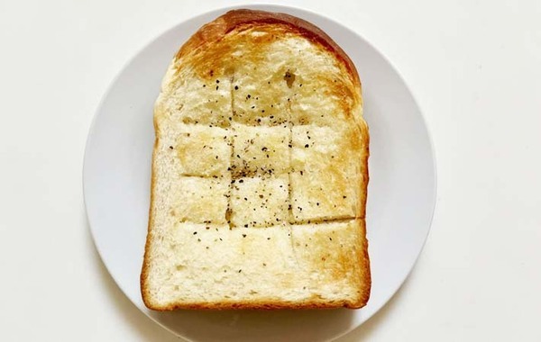 食パンに切り込みを入れて、そこに…？　セブンのアイディアに「絶対にまた作る！」