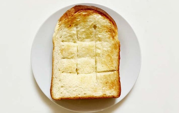 食パンに切り込みを入れて、そこに…？　セブンのアイディアに「絶対にまた作る！」