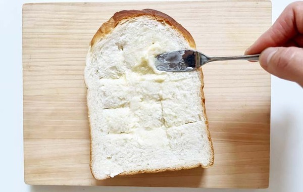 食パンに切り込みを入れて、そこに…？　セブンのアイディアに「絶対にまた作る！」
