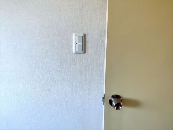 「うちも同じ状態」　壁紙の黒ずみが落ちた方法に「目からウロコ」「感謝」