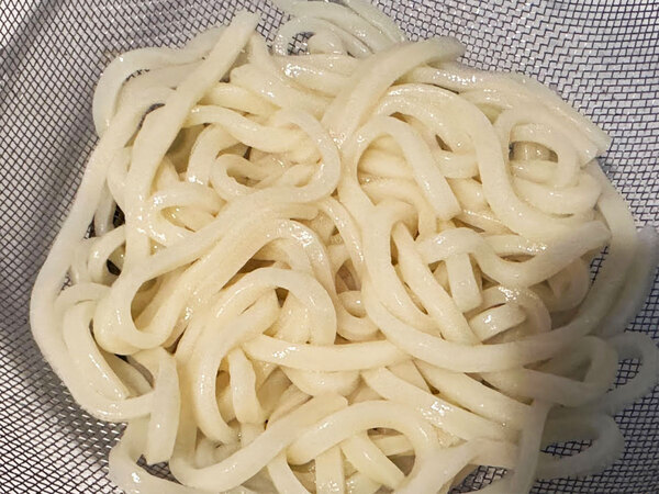 「まるでイタリアン」　企業が紹介する簡単レシピ、冷凍うどんに乗せたのは…？