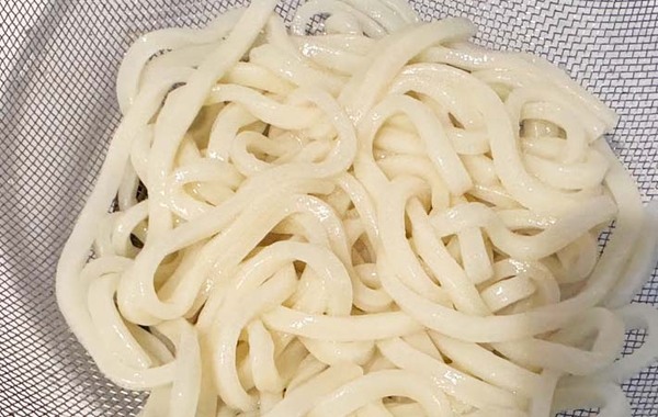 「まるでイタリアン」　企業が紹介する簡単レシピ、冷凍うどんに乗せたのは…？