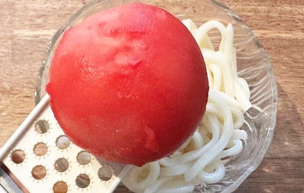 「まるでイタリアン」　企業が紹介する簡単レシピ、冷凍うどんに乗せたのは…？