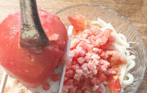 「まるでイタリアン」　企業が紹介する簡単レシピ、冷凍うどんに乗せたのは…？