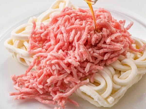 冷凍うどんにひき肉をのせたら？　作り方に「こんなに簡単だなんて」「大助かり」