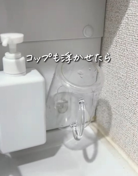 浮かせて貼るだけで？　洗面所のぬめりが激減するアイディアに「やってみる」「助かる」
