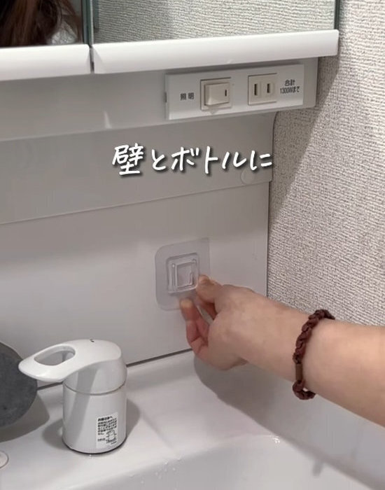 浮かせて貼るだけで？　洗面所のぬめりが激減するアイディアに「やってみる」「助かる」