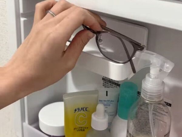 浮かせて貼るだけで？　洗面所のぬめりが激減するアイディアに「やってみる」「助かる」