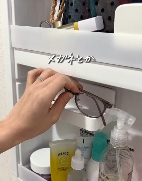 浮かせて貼るだけで？　洗面所のぬめりが激減するアイディアに「やってみる」「助かる」