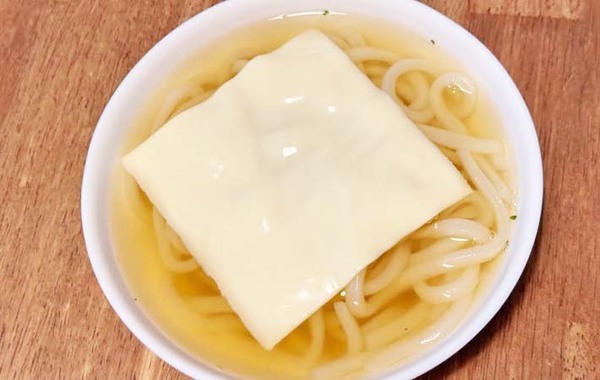 「自分では思いつかなかった」　冷凍うどんの『汁』に使ったのは…？