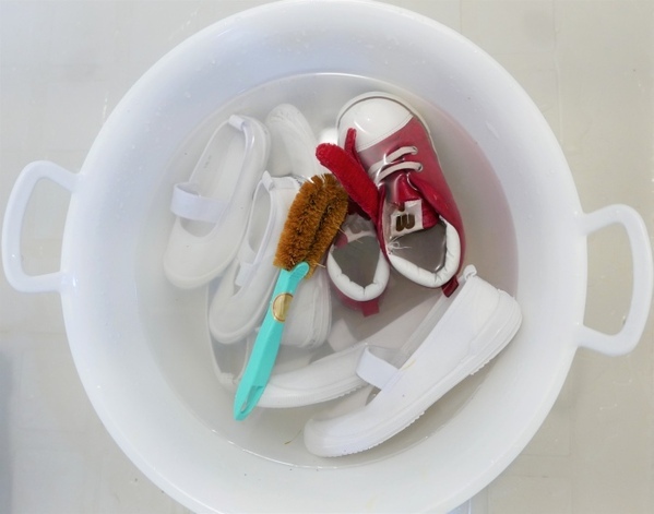 「熱いお湯で洗えば汚れが落ちる」は間違い！　企業の警告に「やっちゃってた」