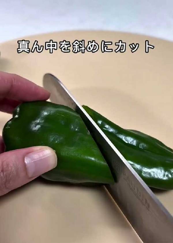 ピーマンを斜めに切るだけ？　人気おかずの裏ワザに「固定観念が覆された」