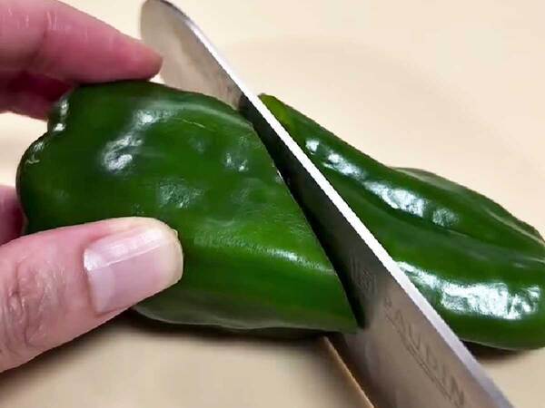 ピーマンを斜めに切るだけ？　人気おかずの裏ワザに「固定観念が覆された」