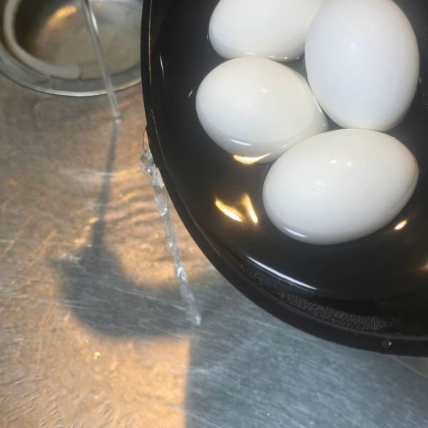 １cmの水でゆで卵を作ると？　殻むきの手応えに「感動した」「一生これでいく」