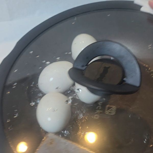 １cmの水でゆで卵を作ると？　殻むきの手応えに「感動した」「一生これでいく」