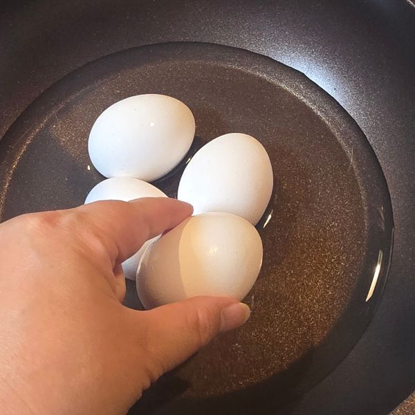 １cmの水でゆで卵を作ると？　殻むきの手応えに「感動した」「一生これでいく」