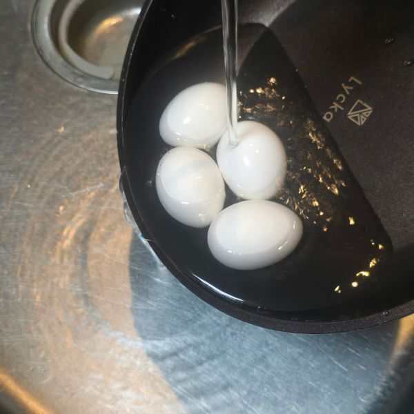 １cmの水でゆで卵を作ると？　殻むきの手応えに「感動した」「一生これでいく」