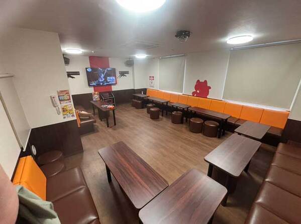 カラオケ店に来た客　店員から「広い部屋で大丈夫ですか？」といわれて…「ごめん笑った」