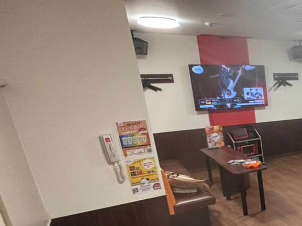 カラオケ店に来た客　店員から「広い部屋で大丈夫ですか？」といわれて…「ごめん笑った」