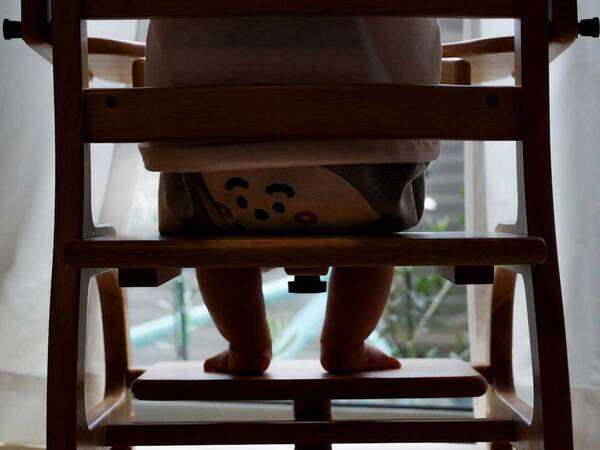 窓から外を眺める０歳児　『黒幕キャラ』のような風格に「笑った」「これが支配者の器か」