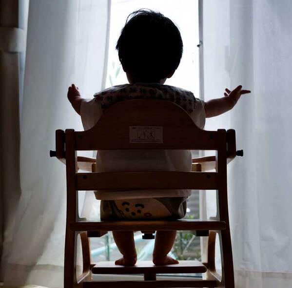 窓から外を眺める０歳児　『黒幕キャラ』のような風格に「笑った」「これが支配者の器か」