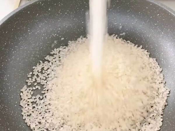 フライパンに米を入れると…？　１０分のテクニックに「助かる！」