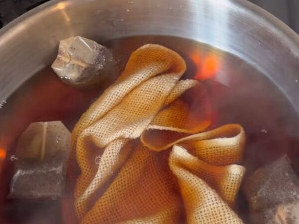 汚れたふきんを紅茶で染めると？　完成品に「その手があったか！」