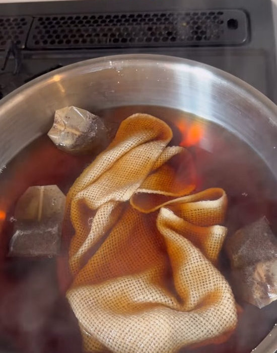 汚れたふきんを紅茶で染めると？　完成品に「その手があったか！」