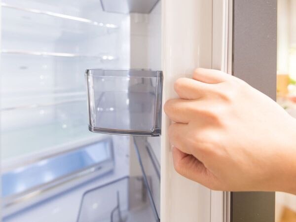 冷蔵庫の汚れを放置すると雑菌が…　企業が教える掃除法に「気付いた時でいいのか」