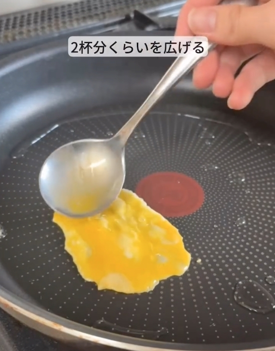 フライパンに卵を広げてみて　できあがった料理に「その発想はなかった」「真似する」