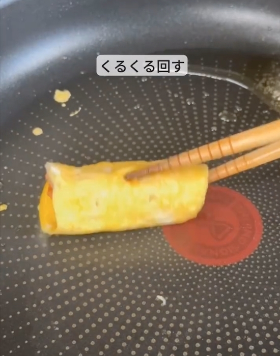 フライパンに卵を広げてみて　できあがった料理に「その発想はなかった」「真似する」