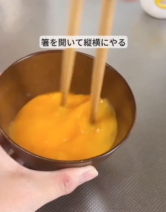 フライパンに卵を広げてみて　できあがった料理に「その発想はなかった」「真似する」