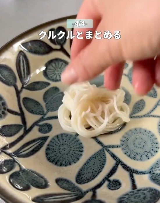 水にさらしたそうめんを巻いてみて！　盛り付けたら「なるほど」「これは便利」