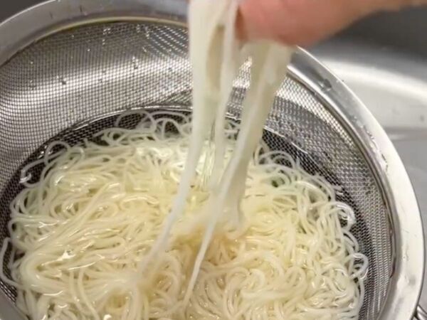 水にさらしたそうめんを巻いてみて！　盛り付けたら「なるほど」「これは便利」