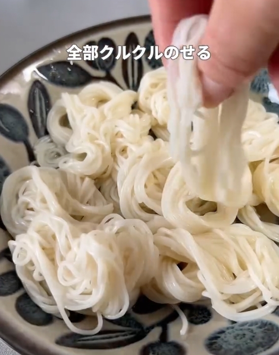 水にさらしたそうめんを巻いてみて！　盛り付けたら「なるほど」「これは便利」