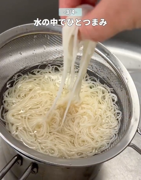 水にさらしたそうめんを巻いてみて！　盛り付けたら「なるほど」「これは便利」