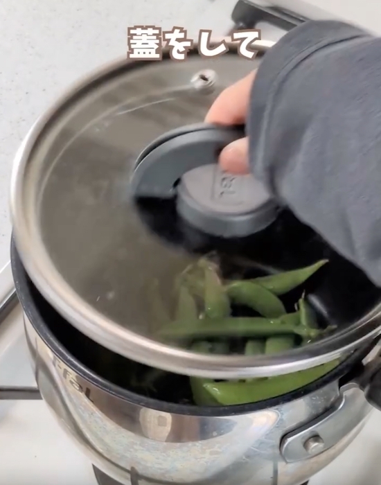 スナップエンドウを『２分』蒸したら筋を取って！　順番に「そうだったのか」「早速試す」