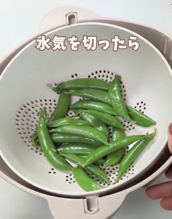 スナップエンドウを『２分』蒸したら筋を取って！　順番に「そうだったのか」「早速試す」