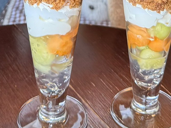 店で注文したメロンパフェ　後ろを見ると？「目が行っちゃう」「こっちが主役かな？」