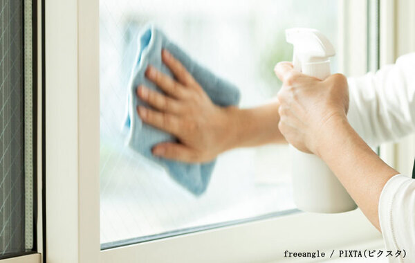 「スプレーよりもおすすめ」　気になる窓枠のカビ、企業が教える対処法とは