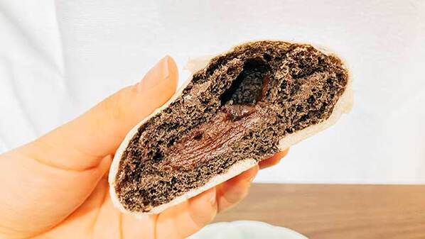 SNSで話題！　かわいらしい『チョコパン』、２つに割ると？