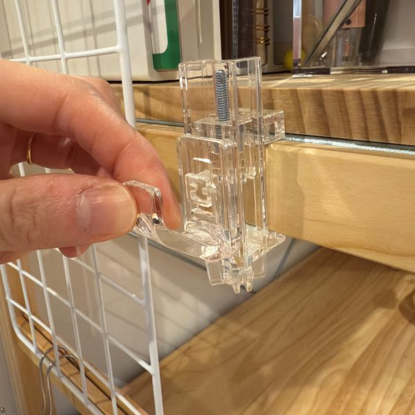 取り付けたら即収納スペースに　１００均フックに「発想がすごい」「家中で使える」