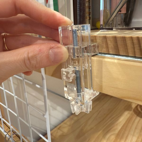 取り付けたら即収納スペースに　１００均フックに「発想がすごい」「家中で使える」