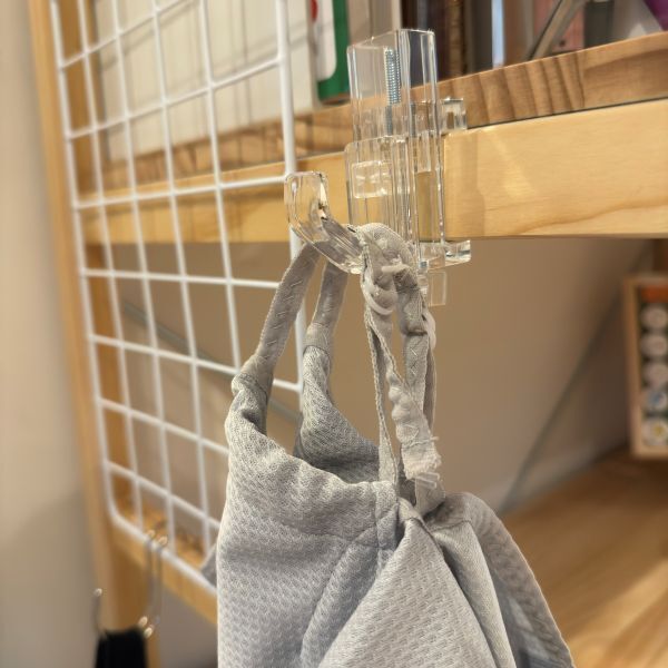 取り付けたら即収納スペースに　１００均フックに「発想がすごい」「家中で使える」